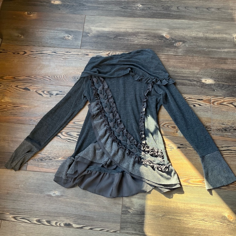 VENUS Gray Ruffle-Trim Long Sleeve Top